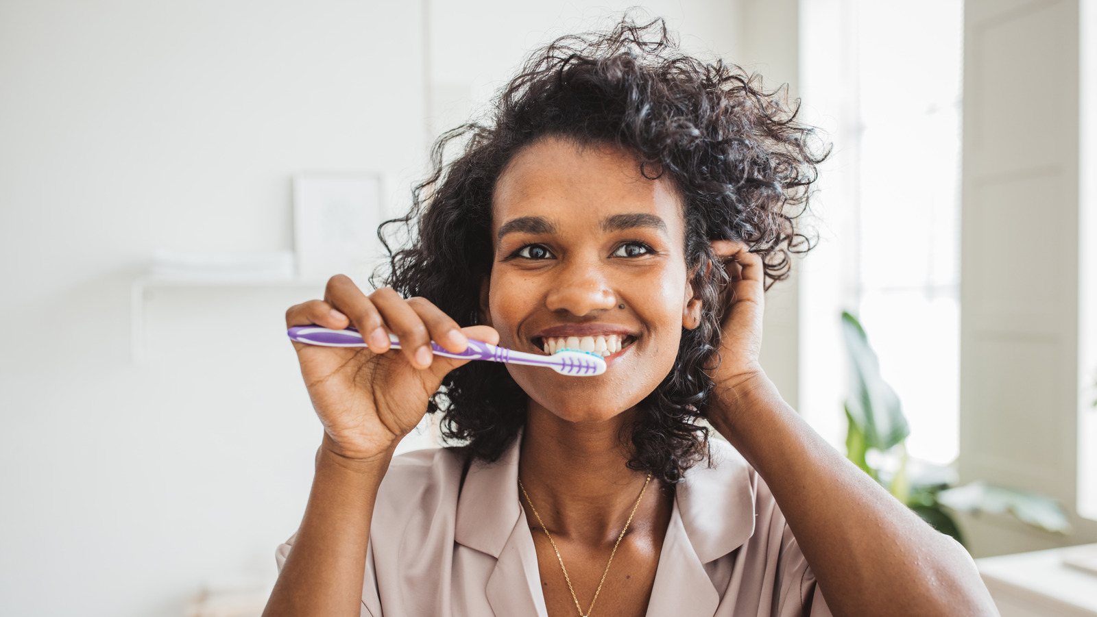 The Easy Core Exercise You Can Do While Brushing Your Teeth – Health Digest