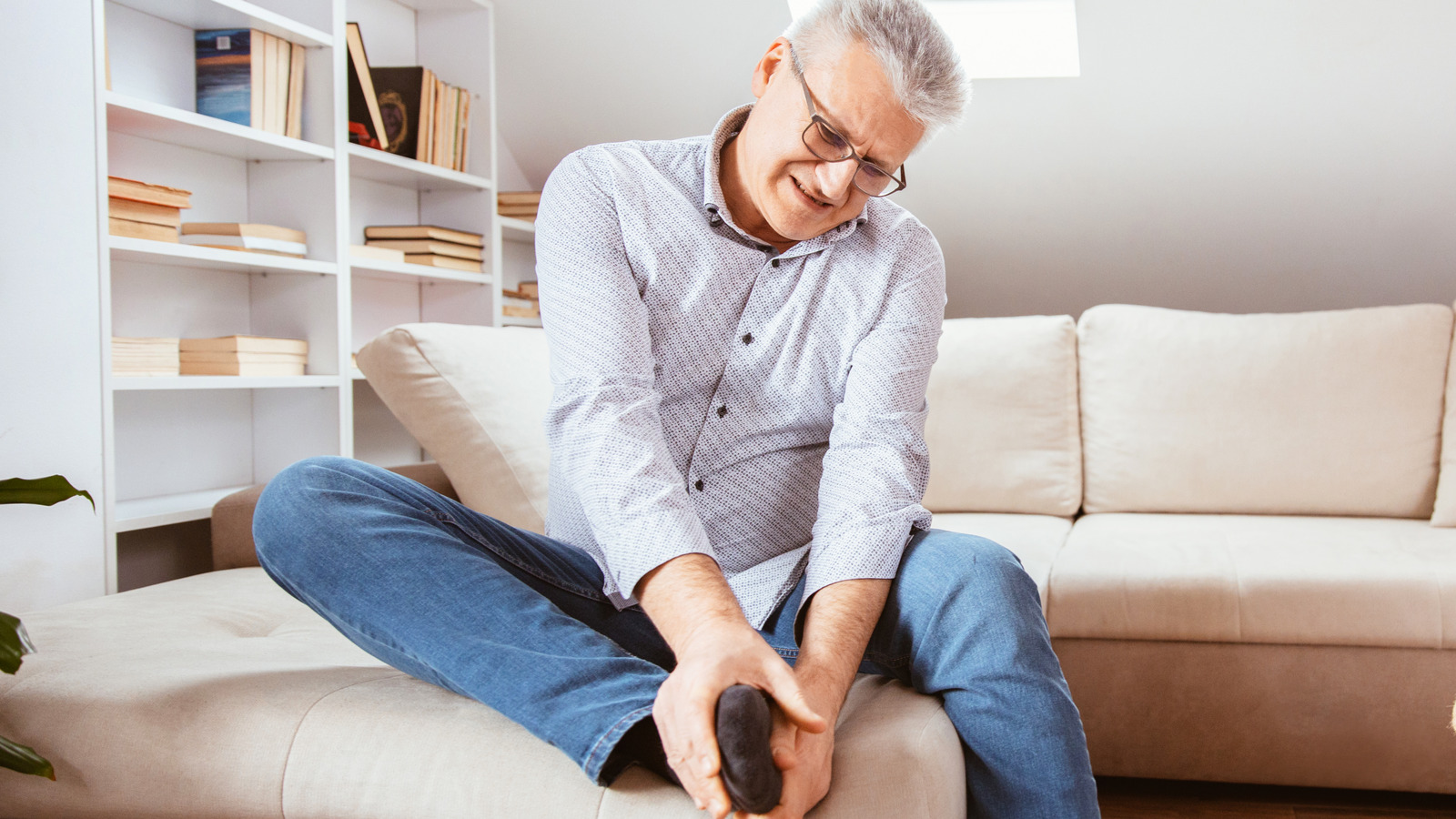 What It Means When Your Foot Goes Numb – Health Digest