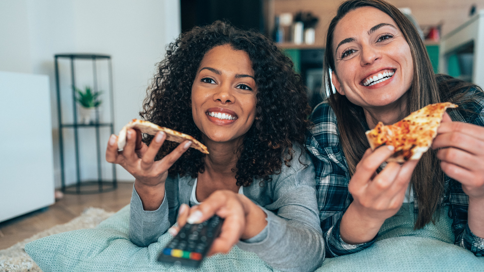 What Actually Happens When You Eat While Watching TV – Health Digest