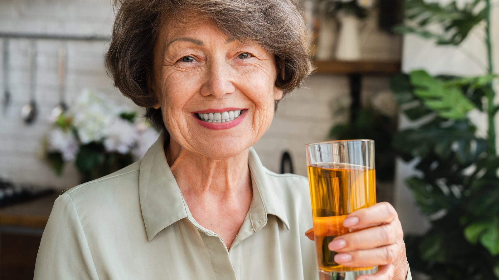 Could Drinking Apple Juice Help People Over 50 Age More Gracefully? We Explain – Health Digest