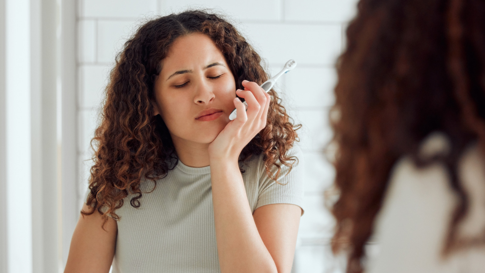 The Surprising Oral Hygiene Mistake That’s Making Your Teeth Hurt – Health Digest