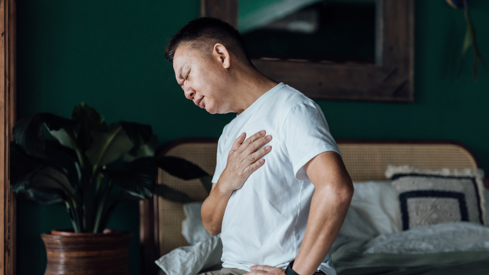 What It Means When Heartburn Makes You Nauseous – Health Digest
