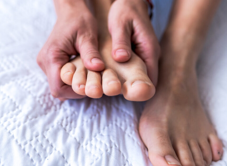 Using Magnesium Oil On Your Feet Before Bed Can Help With Sleep, Stress, And Sore Muscles – Health Digest