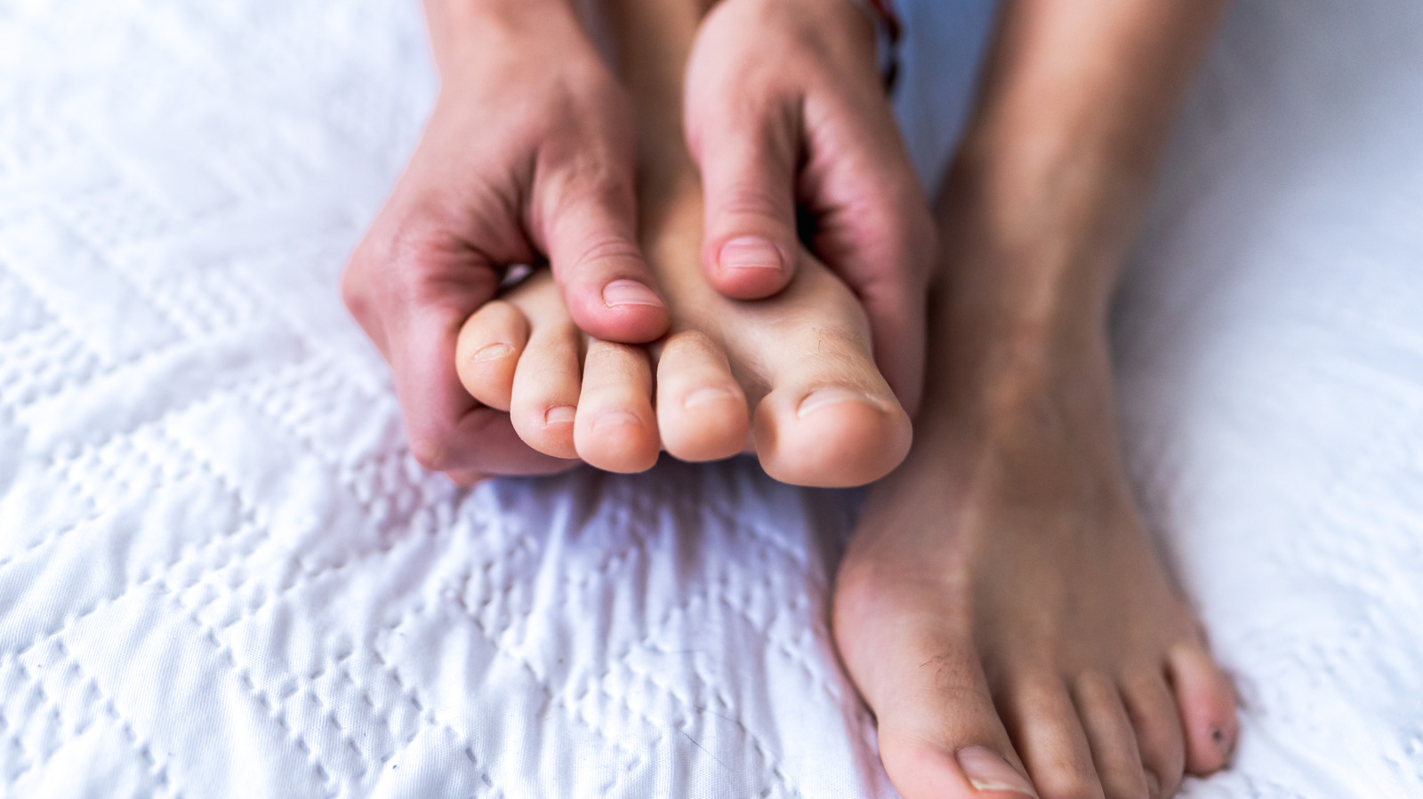 Using Magnesium Oil On Your Feet Before Bed Can Help With Sleep, Stress, And Sore Muscles – Health Digest